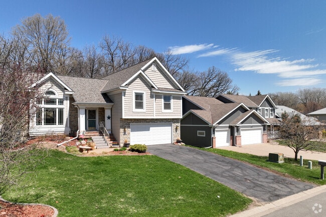 A nice row of homes in North Oaks.