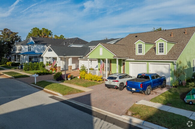 Decorate for the holidays alongside your neighbors in Palencia.