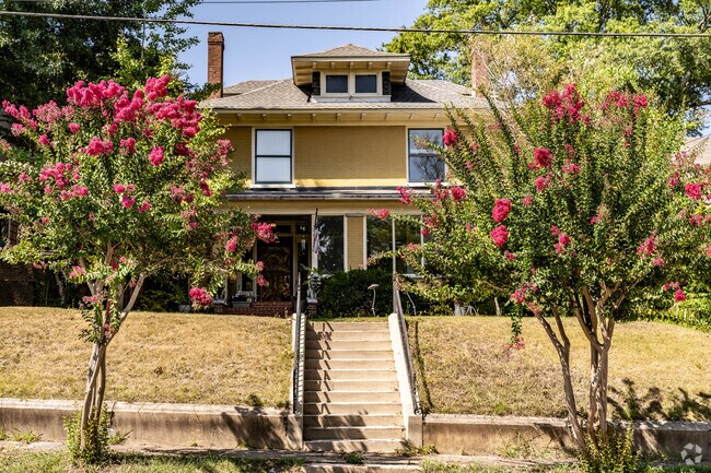 There are classic Four Square homes in the Historic Downtown Jackson neighborhood.