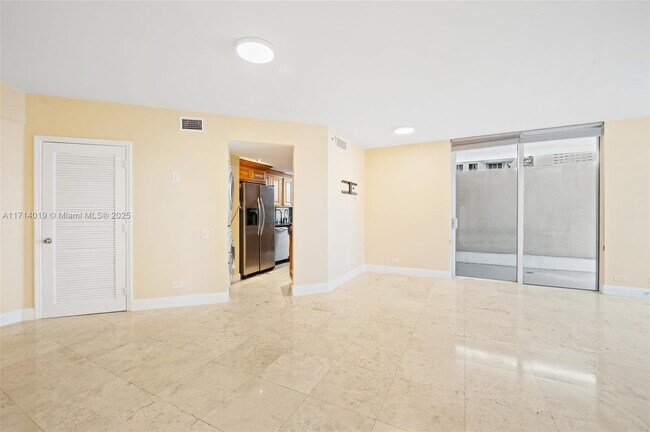 Courvoisier Courts unit 609, Miami, FL 33131 - photo 6