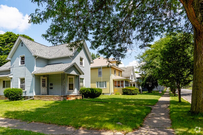 Home styles found throughout East Jackson are primarily Victorian and colonial styles.