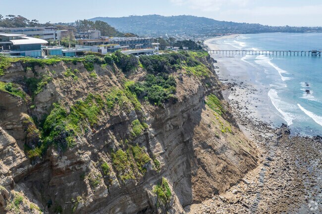 A view of the UCSD Scripps Pier from La Jolla Farms.
