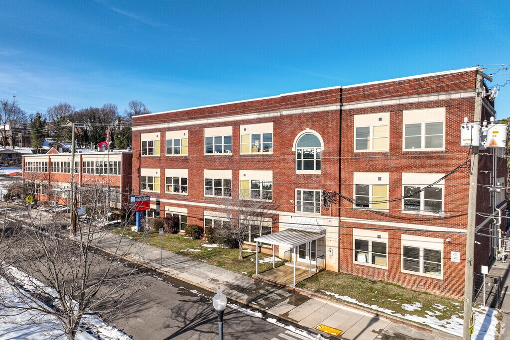 Maynard School received a rating of 3 out of 10 from Great Schools.