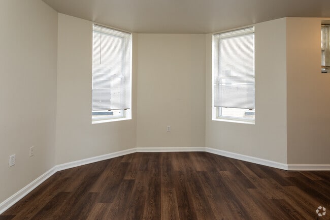 1BR, 1BA - 700SF - Livingroom