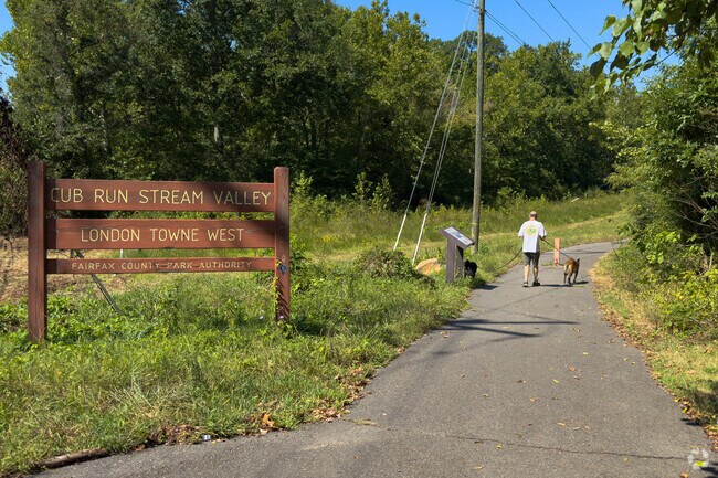 Cub Run Stream Valley Trail is a 6.6 mile loop in London Towne VA.