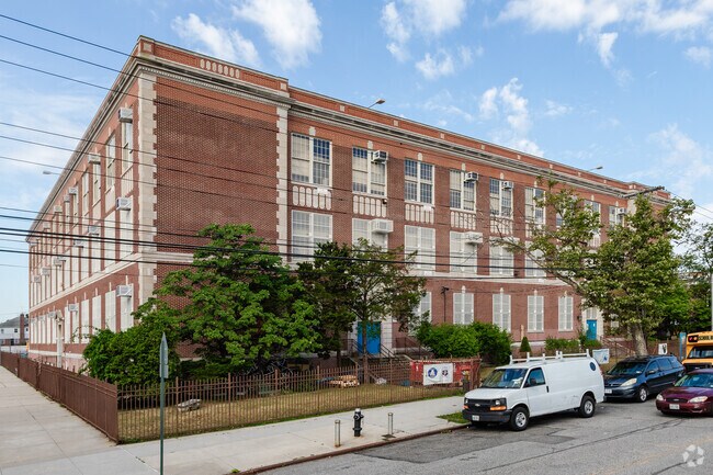 Queens United Middle School has a student-teacher ratio of 10 to 1.