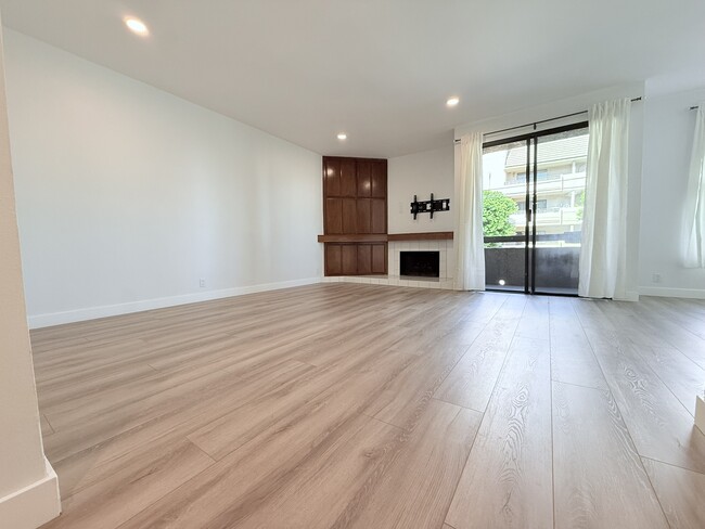 14572 Dickens St unit 105, Sherman Oaks, CA 91403 - photo 2