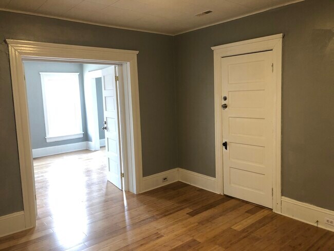 4043 Saint Clair Ave unit 2, Cleveland, OH 44103 - photo 6