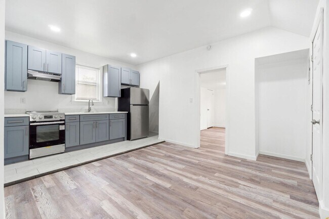 130 Elmwood Ave unit 3, East Orange, NJ 07018 - photo 2