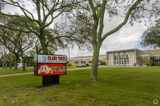Island Trees Middle School in Levittown has 675 students in grades 5-8 with a ratio of 10 to 1.