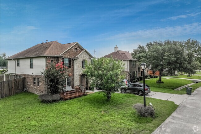 Newly built homes with state-of-the-art appliances can also be found in Oak Ridge North.