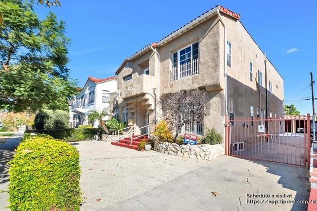 2818 S Bronson Ave, Los Angeles, CA 90018 - photo 2