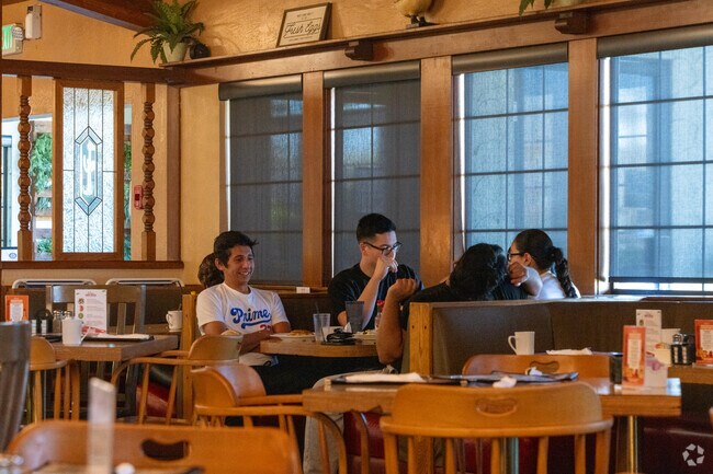 Residents dine at Sloan's near Vista Santa Rosa.