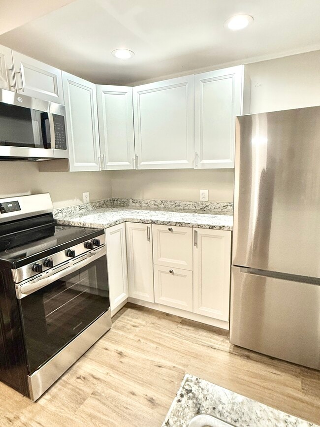 2007 S 8th St unit Lower, Sheboygan, WI 53081 - photo 3