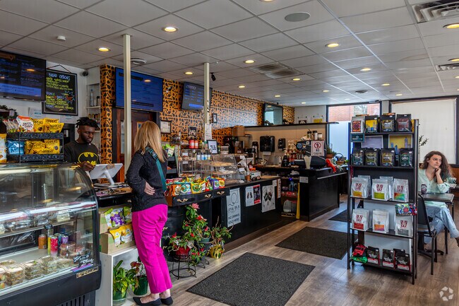 Deli St serves sandwiches with patio seating in Commonwealth Park.
