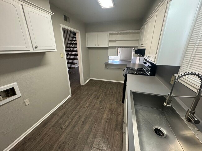 2103 49th St unit D, Lubbock, TX 79412 - photo 5