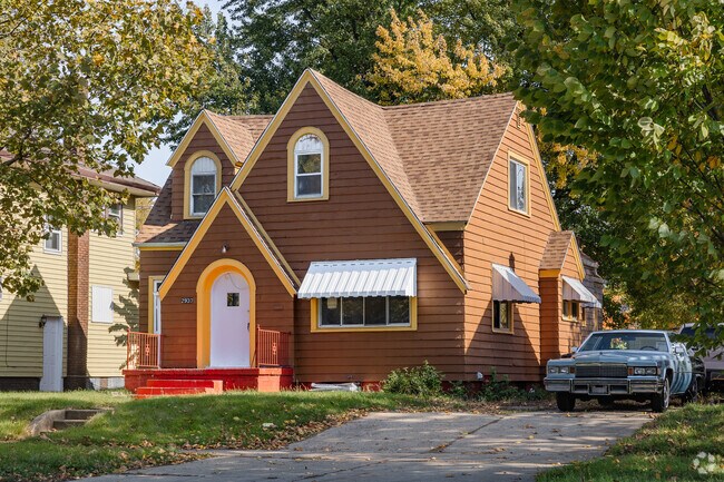 Pontiac Place has gorgeous tudar style homes in Fort Wayne.