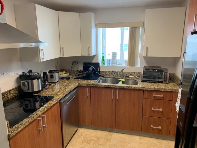 170 SE 14th St unit 1405, Miami, FL 33131 - photo 3