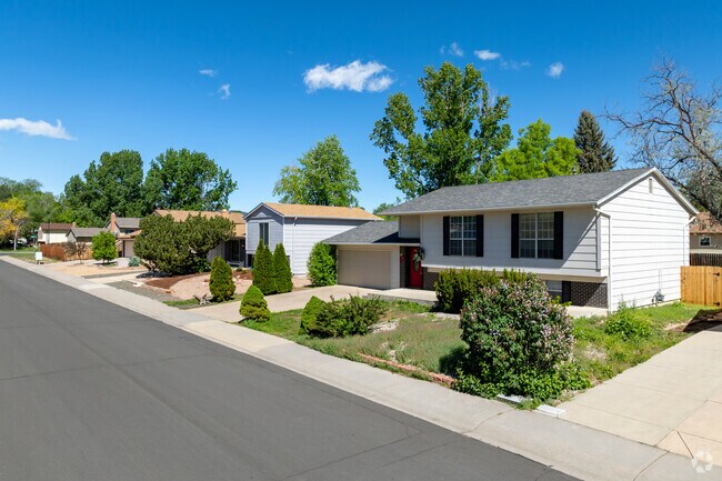 The single-family builds of Troutman Park were largely built in the 1980s and 1990s, with a few 21st-century homes sprinkled throughout.