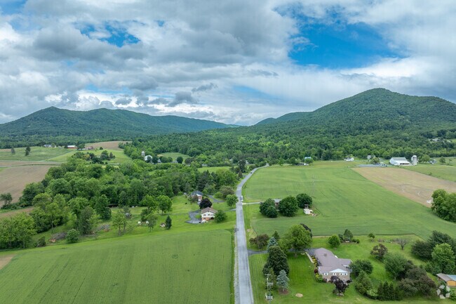 Fort Loudon is a rural community, with most houses offering acres of land and incredible views.