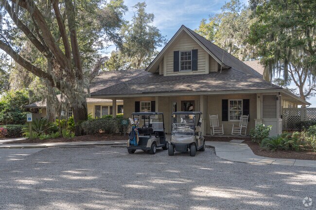 Spanish Wells features a clubhouse for social gatherings and community events.
