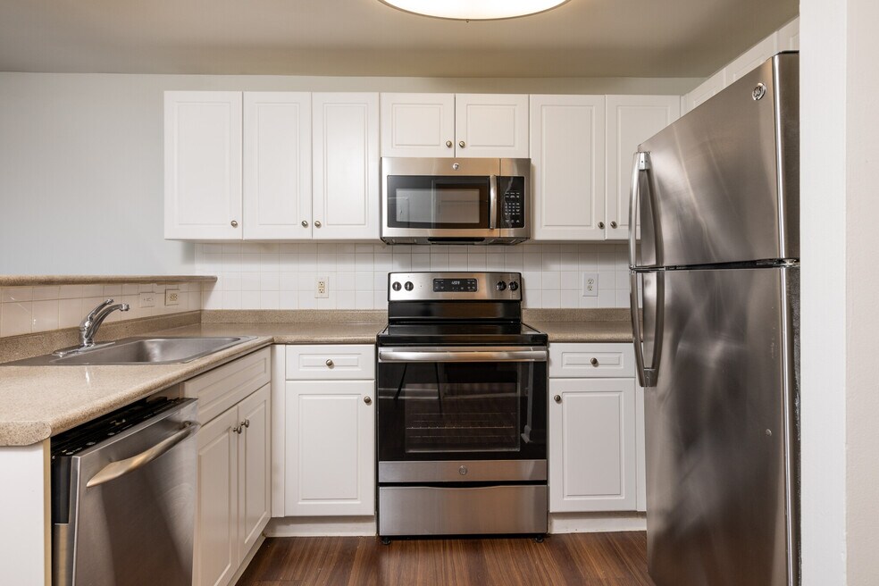 95 W Squantum St unit 611, Quincy, MA 02171 - photo 1