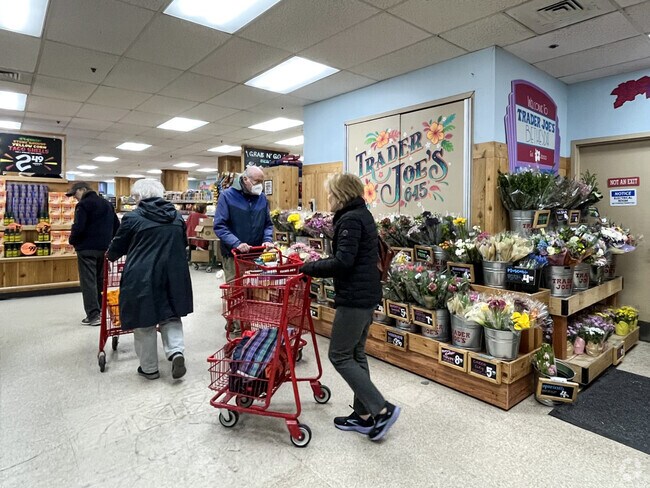 Residents of Bannockburn enjoy the convenience of nearby stores to pick up the essentials.