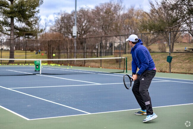 Idylwood residents enjoy nearby amenities such as tennis courts.