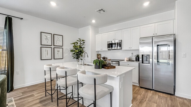 1528 N Mitchell St, Hanford, CA 93230 - photo 2