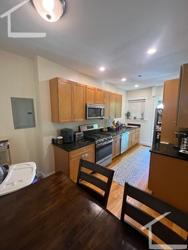 11 Orchard St Unit 2, Newton, MA 02458
