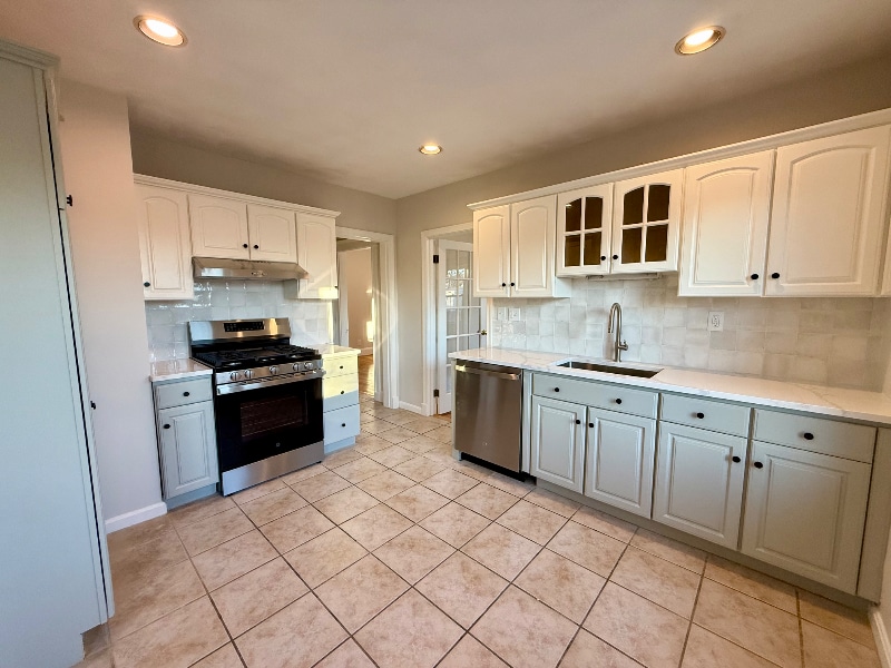 35-37 Lindale Ave unit 2, Dedham, MA 02026 - photo 1