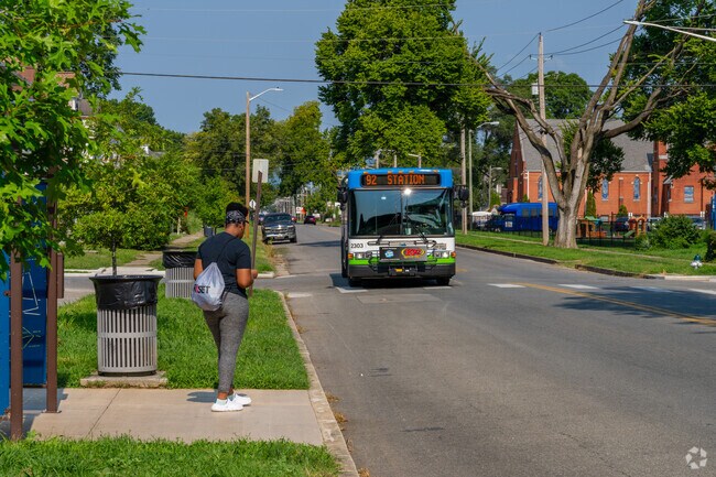 Locals in Loudon-Melrose can take the metro transportation into Roanoke.