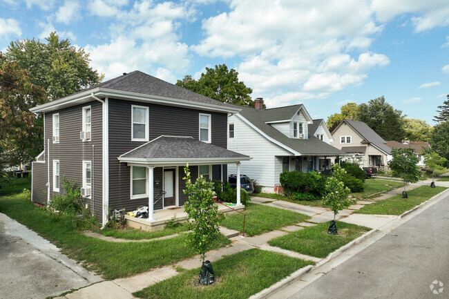 There are several varieties of architecture in the neighborhood of Hedgewood.