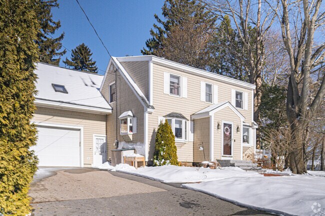 Colonial inspired homes with nice front yards are found throughout Woodbury-Maplewood.