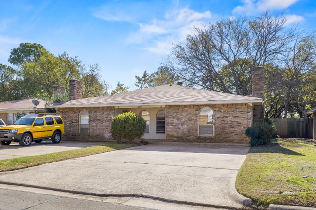 2208 Viewtop Ln unit B, Arlington, TX 76012 - photo 2