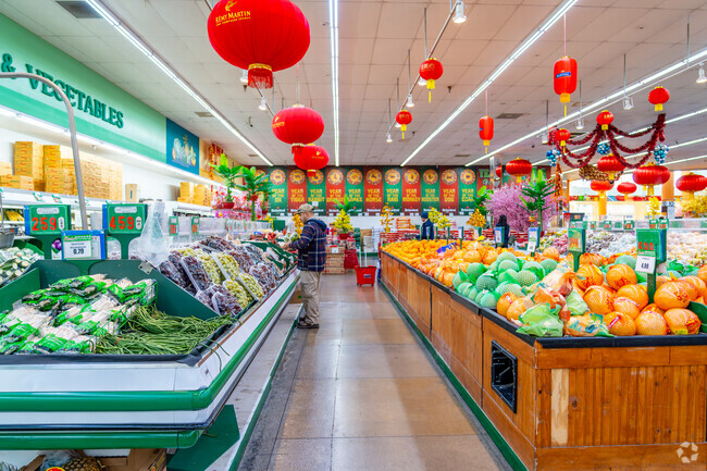 There are many great shopping plazas nearby Tahoe Park South.