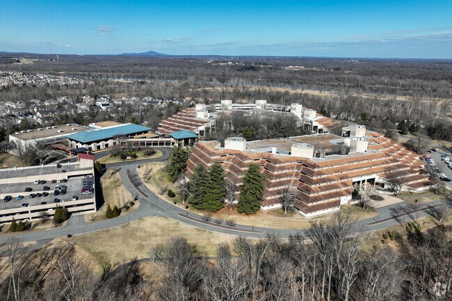Set against a stunning backdrop of the Virginia countryside, this state-of-the-art facility boasts expansive meeting spaces, modern technology, and luxurious accommodations in Lansdowne.