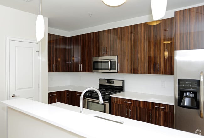 St George, Harrison, NJ 07029 - photo 3