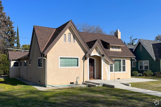 Homes in Maroa are generally painted in muted or neutral colors.