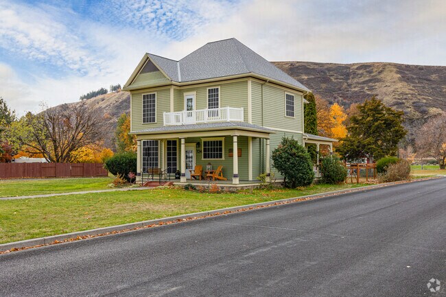 This Dayton home blends Victorian charm with views of the Blue Mountains.