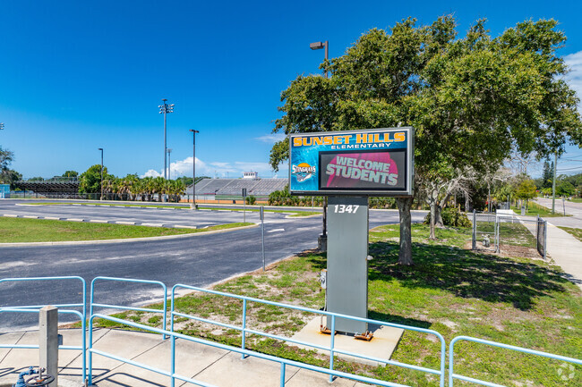 Sunset Hills Elementary School has a student-teacher ratio of 15 to 1.