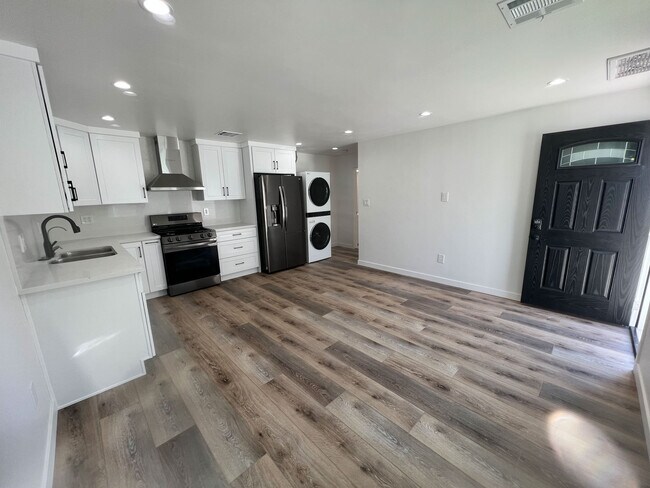 7718 N Glenoaks Blvd, Burbank, CA 91504 - photo 2