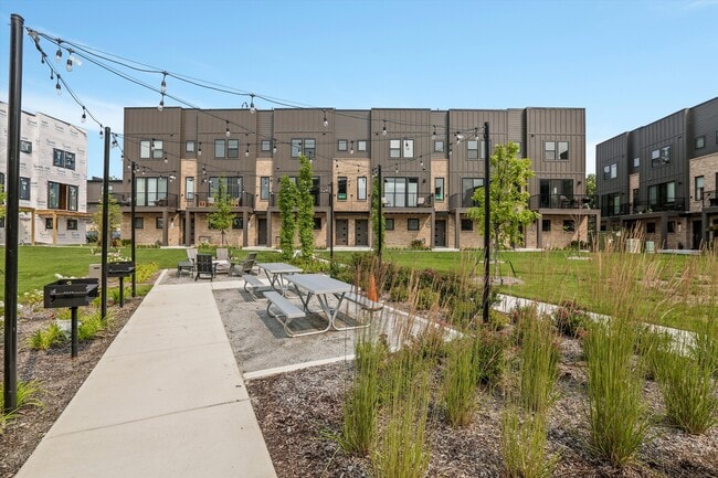 1056 Hampton Cir unit 75, Detroit, MI 48207 - photo 2