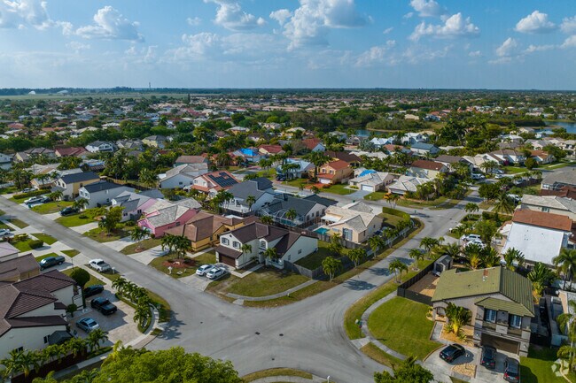 Spacious homes are frequent along Kendale Lakes West streets.