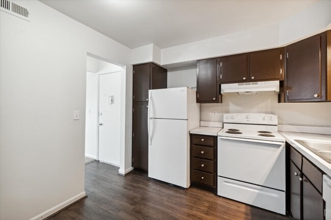 Country Club Park Apartments (320 S. Drake LLC), Kalamazoo, MI 49009 - photo 2