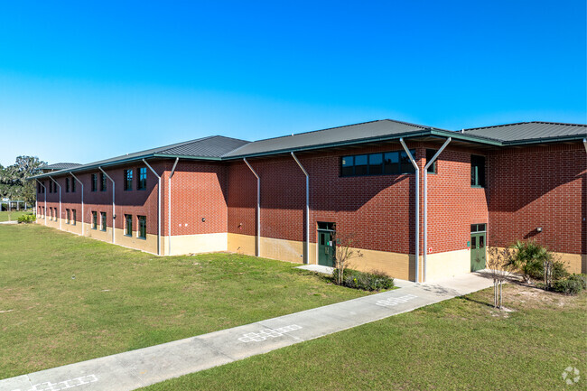 Spessard L. Holland Elementary has a 15:1 student teacher ratio.