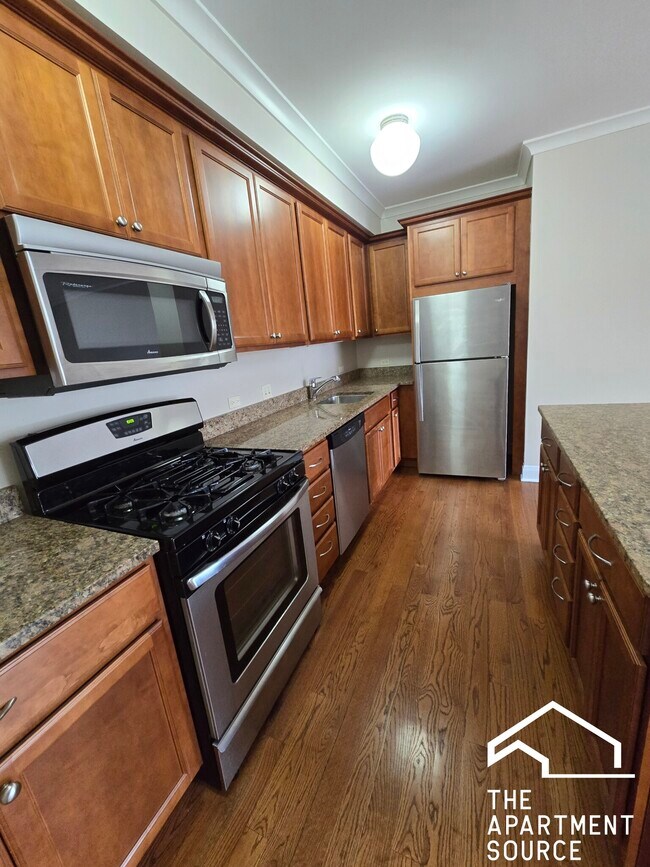 2704 W Ainslie St unit 2, Chicago, IL 60625 - photo 3