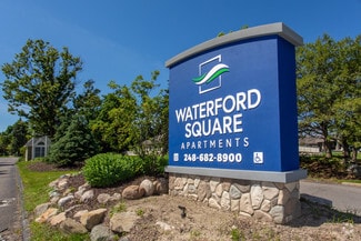 950 Village Green Ln, Waterford, MI 48328