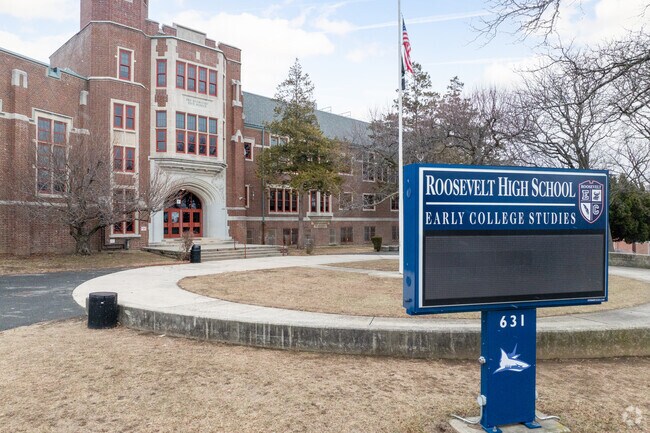 Roosevelt High School – Early College Studies prepares high school students for college.