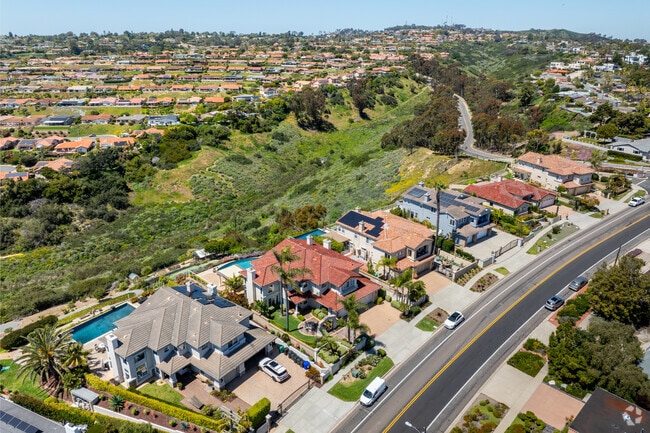 Large homes sit between the canyon and La Jolla Alta.